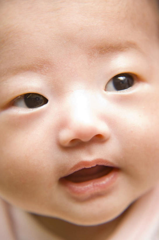 婴儿,儿童,脸,头,脸颊,一个人,站,笑,微笑,露齿笑,竖图,俯视,室内,特写,白天,纯洁,仅一个人,阴影,服装,光线,影子,注视,休闲装,小孩,衣服,白色,阳光,观察,看,站着,张嘴,休闲,休闲服,可爱,服饰,活泼,观看,察看,关注,宝宝,张大嘴巴,纯真,烂漫,无邪,伶俐,天真,孩子,头部,脸部,脸蛋,面部,张开嘴,站立,半身,彩图,高角度拍摄