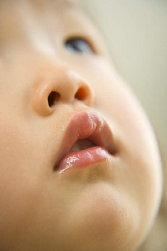 东方人,婴儿,儿童,脸,头,鼻子,嘴,脸颊,一个人,竖图,俯视,室内,特写,白天,纯洁,亚洲,仅一个人,阴影,朦胧,模糊,反射,影子,注视,黄种人,小孩,观察,看,可爱,活泼,观看,察看,关注,宝宝,纯真,烂漫,无邪,伶俐,天真,亚洲人,孩子,头部,鼻,鼻孔,口,口腔,脸部,脸蛋,面部,嘴巴,嘴唇,抬头,仰头,半身,彩图,高角度拍摄