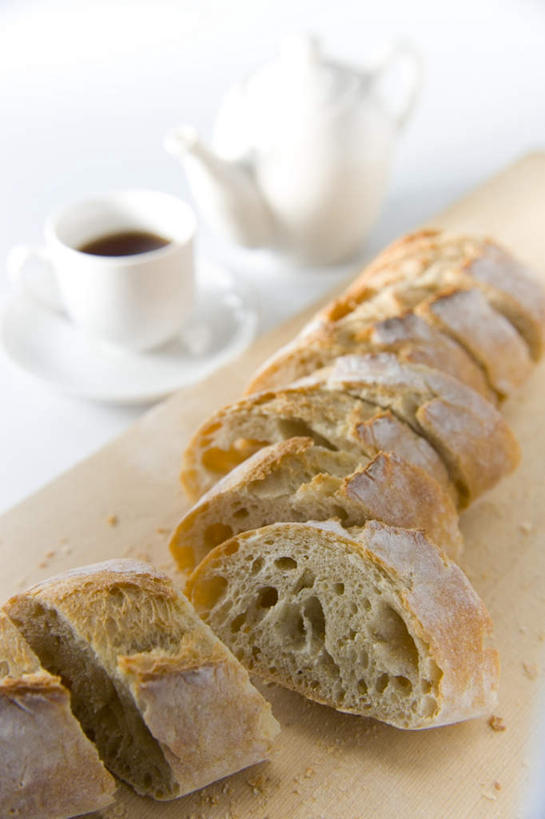 点心,面包,无人,竖图,俯视,室内,白天,杯子,餐具,一排,许多,切开,阴影,整齐,反射,瓷器,碟子,壶,盘,影子,食品,面点,案板,咖啡杯,陶瓷制品,水壶,砧板,食物,糕点,排列,一个,盘子,茶壶,碟,切,单个,队列,瓷杯,剖面,切面,彩图,高角度拍摄