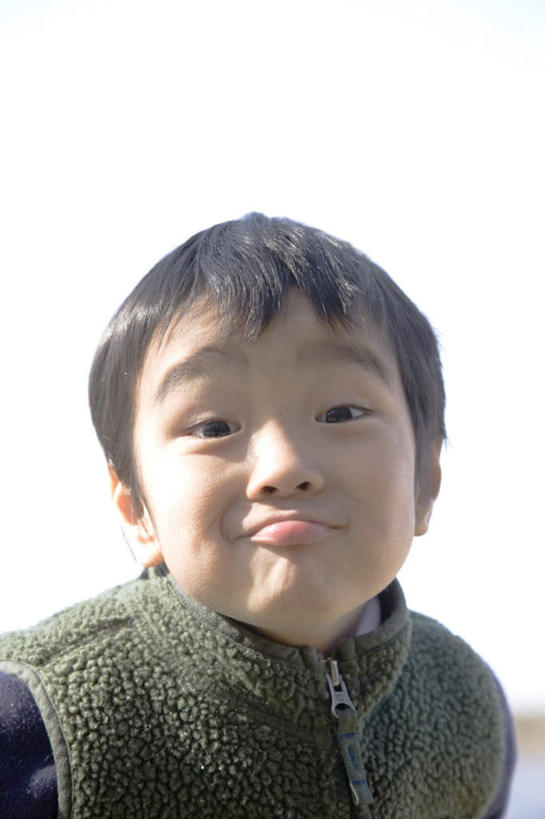 东方人,儿童,脸,头,脸颊,头发,一个人,站,笑,微笑,露齿笑,竖图,室外,白天,正面,毛衣,旅游,度假,纯洁,亚洲,仅一个男性,仅一个人,阴影,光线,影子,注视,黄种人,娱乐,小孩,蓝色,黑色,灰色,蓝天,天空,阳光,天,观察,看,站着,仅一个小孩,享受,休闲,鬼脸,放松,可爱,童年,童趣,观看,察看,关注,童真,烂漫,无邪,天真,男孩,男人,男性,亚洲人,孩子,头部,脸部,脸蛋,面部,站立,半身,彩图,绒衣,套衫,套头毛衣,线衣,男生