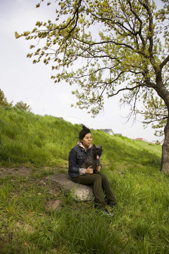 东方人,一个人,坐,笑,摸,微笑,露齿笑,竖图,室外,白天,正面,旅游,度假,草地,草坪,石头,植物,亚洲,仅一个年轻女性,仅一个女性,仅一个人,抚摸,握,阴影,服装,光线,包,皮包,石子,影子,云,云朵,拿,云彩,拿着,注视,休闲装,黄种人,娱乐,草,树,树木,一个,衣服,蓝色,绿色,黑色,白云,蓝天,天空,阳光,自然,天,观察,看,享受,休闲,休闲服,放松,握着,服饰,生长,单个,成长,观看,单肩包,察看,关注,年轻女性,女人,女性,亚洲人,石块,触摸,接触,坐着,彩图,全身