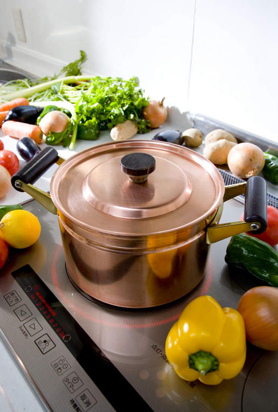 无人,竖图,俯视,室内,白天,烹饪,厨房,萝卜,胡萝卜,辣椒,茄子,蔬菜,土豆,西红柿,厨具,新鲜,锅子,生菜,莴苣,食品,食物,一只,黄色,紫色,有机食品,绿色食品,彩椒,烹饪用具,辣角,红海椒,大椒,辣虎,广椒,馍馍蛋,春菜,鹅仔菜,莴仔菜,千金菜,叶用莴苣,烹调用具,洋芋,甜椒,柿子椒,山药蛋,马铃薯,落苏,酪酥,辣子,昆仑瓜,红萝卜,海椒,甘荀,番茄,番椒,灯笼椒,矮瓜,烹调,彩图,高角度拍摄,灶间