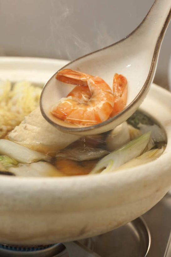 海鲜,面食,面条,无人,竖图,俯视,室内,白天,烹饪,雾,蔬菜,握,阴影,沸腾,新鲜,光线,蒸汽,影子,勺子,面,肉,虾,日本料理,料理,食品,水蒸气,拿,拿着,水产,菜肴,美食,肉类,海洋生物,食物,一个,黄色,阳光,调羹,汤匙,碗,日式料理,日式,握着,佳肴,有机食品,绿色食品,单个,水生动物,海产品,水生物,肉食,海底动物,蒸发,彩图,高角度拍摄