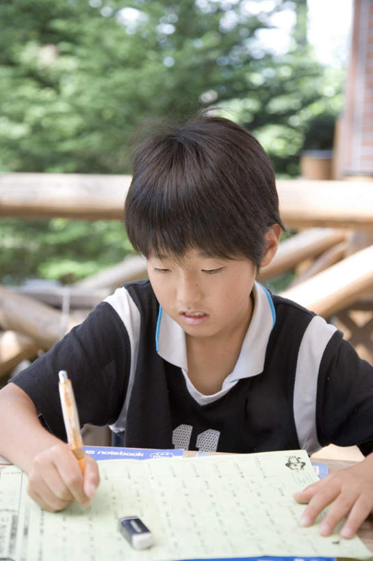 东方人,儿童,头发,一个人,栏杆,坐,笑,摸,微笑,露齿笑,竖图,室外,白天,正面,旅游,度假,纯洁,草地,草坪,植物,桌子,亚洲,仅一个男性,仅一个人,一块,抚摸,握,写,服装,笔,墙,围栏,办公用品,记事本,拿,拿着,注视,休闲装,黄种人,娱乐,书桌,护栏,墙壁,墙面,文具,草,树,树木,小孩,衣服,蓝色,绿色,黑色,蓝天,天空,自然,本子,笔记本,课桌,橡皮,学习用品,天,低头,观察,记录,看,仅一个小孩,享受,休闲,休闲服,放松,可爱,童年,童趣,握着,服饰,生长,成长,观看,文具用品,察看,关注,童真,烂漫,无邪,天真,男孩,男人,男性,亚洲人,孩子,触摸,接触,坐着,半身,彩图,男生