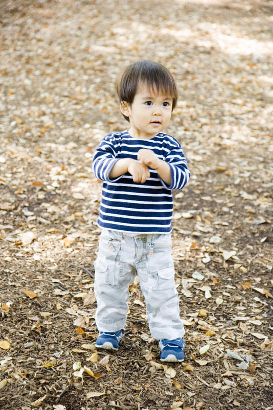 东方人,儿童,头发,一个人,站,笑,摸,微笑,露齿笑,竖图,俯视,室外,白天,纯洁,石头,亚洲,仅一个男性,仅一个人,一排,许多,抚摸,阴影,条纹,服装,整齐,光线,石子,影子,地面,注视,休闲装,黄种人,排列,小孩,衣服,蓝色,白色,黑色,阳光,观察,看,站着,仅一个小孩,休闲,休闲服,可爱,童年,童趣,服饰,观看,察看,队列,关注,童真,烂漫,无邪,天真,男孩,男人,男性,亚洲人,孩子,石块,触摸,接触,站立,彩图,高角度拍摄,全身,男生