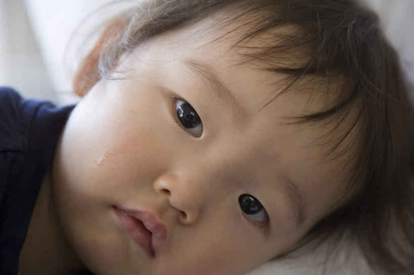 东方人,婴儿,儿童,脸,头,脸颊,头发,一个人,躺,笑,微笑,露齿笑,横图,室内,特写,白天,正面,纯洁,床,亚洲,仅一个人,阴影,服装,光线,影子,床单,注视,休闲装,黄种人,被子,小孩,衣服,蓝色,黑色,阳光,观察,看,休闲,休闲服,可爱,服饰,单人床,活泼,观看,察看,被单,关注,宝宝,纯真,烂漫,无邪,卧着,伶俐,天真,亚洲人,孩子,头部,脸部,脸蛋,面部,躺着,卧,半身,彩图