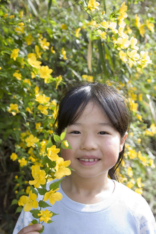 东方人,儿童,头发,一个人,农田,站,笑,摸,微笑,露齿笑,竖图,室外,白天,正面,旅游,度假,纯洁,庄稼,农作物,叶子,亚洲,仅一个女性,仅一个人,许多,抚摸,阴影,服装,盛开,光线,影子,绿叶,花蕾,注视,休闲装,黄种人,娱乐,花,花瓣,花朵,鲜花,小孩,衣服,黄色,白色,黑色,阳光,花苞,花蕊,观察,看,站着,仅一个小孩,享受,休闲,休闲服,嫩叶,放松,可爱,童年,童趣,服饰,观看,察看,关注,童真,烂漫,无邪,天真,女孩,女人,女性,亚洲人,孩子,叶,叶片,触摸,接触,站立,半身,彩图,耕地,庄稼田,女生