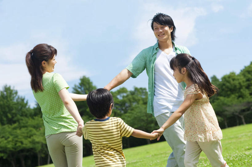 东方人,儿童,背部,头发,四个人,家庭,夫妻,母亲,父亲,女儿,儿子,站,走,握手,笑,摸,微笑,露齿笑,横图,室外,白天,正面,爱情,游戏,纯洁,草地,草坪,植物,亚洲,抚摸,阴影,服装,光线,影子,云,云朵,浪漫,玩,云彩,注视,休闲装,黄种人,娱乐,相视,草,树,树木,小孩,衣服,黄色,蓝色,绿色,黑色,白云,蓝天,天空,阳光,自然,天,观察,看,站着,休闲,温暖,温馨,父子,母女,一家人,面对面,休闲服,恩爱,父爱,可爱,母爱,童年,童趣,恋人,服饰,生长,成长,观看,活动,对视,和睦,察看,发泄,关注,消遣,智力,相对,童真,烂漫,无邪,相看,宣泄,天真,男孩,男人,男性,年轻男性,年轻女性,女孩,女人,女性,亚洲人,孩子,夫妇,情侣,步行,触摸,接触,拉手,散步,手拉手,手握手,玩耍,嬉戏,站立,走路,半身,彩图,伴侣,融洽,男生,女生