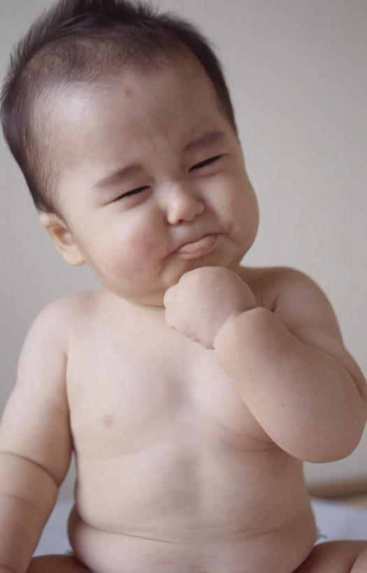 东方人,婴儿,儿童,脸,头,脸颊,头发,一个人,坐,闭眼,笑,摸,盘腿,微笑,竖图,室内,白天,正面,纯洁,亚洲,仅一个人,撑,抚摸,墙,托腮,黄种人,裸露,墙壁,墙面,小孩,黑色,托,可爱,活泼,赤裸,托下巴,宝宝,裸,纯真,烂漫,无邪,伶俐,天真,亚洲人,孩子,头部,脸部,脸蛋,面部,闭眼睛,闭着眼,闭着眼睛,触摸,接触,盘腿而坐,盘膝,盘着腿的,盘着腿坐,双腿交叉,坐着,半身,彩图