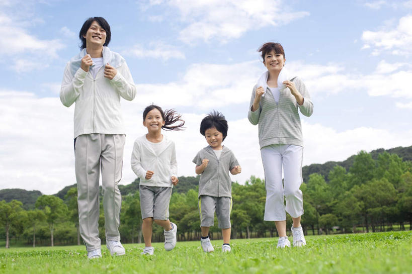 东方人,儿童,头发,四个人,家庭,夫妻,母亲,父亲,女儿,儿子,站,跑,笑,摸,微笑,露齿笑,横图,室外,白天,仰视,爱情,锻炼,旅游,度假,纯洁,运动,草地,草坪,植物,亚洲,一排,抚摸,阴影,服装,整齐,光线,影子,云,云朵,浪漫,云彩,注视,休闲装,黄种人,娱乐,草,树,树木,排列,小孩,衣服,蓝色,绿色,白色,黑色,白云,蓝天,天空,阳光,自然,天,观察,看,站着,享受,休闲,温暖,温馨,父子,母女,一家人,休闲服,恩爱,放松,父爱,可爱,母爱,童年,童趣,恋人,服饰,生长,成长,观看,和睦,察看,队列,关注,童真,烂漫,无邪,体育,天真,男孩,男人,男性,年轻男性,年轻女性,女孩,女人,女性,亚洲人,孩子,夫妇,情侣,触摸,接触,跑步,站立,彩图,低角度拍摄,全身,健身,伴侣,融洽,男生,女生