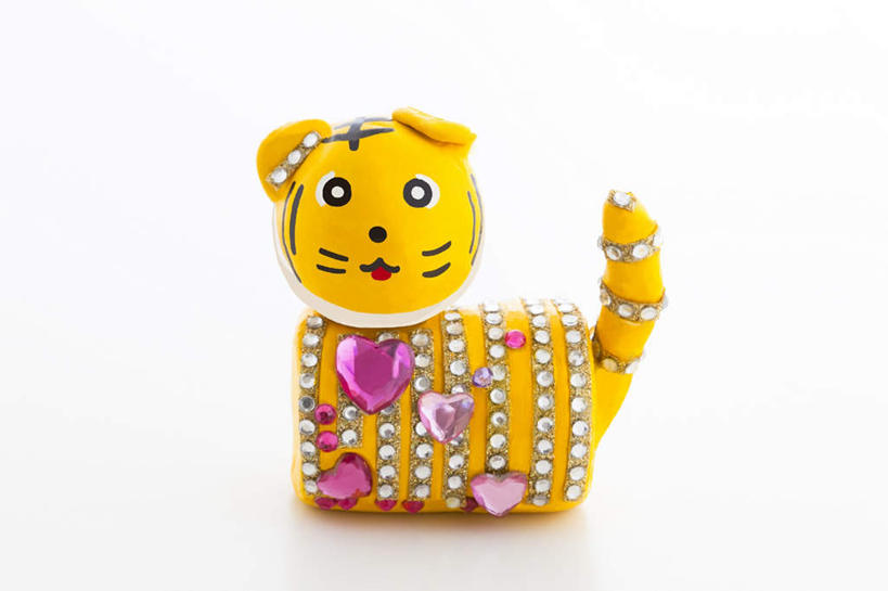 无人,站,横图,室内,特写,白天,白色背景,正面,桌面,野生动物,玩具,艺术,装饰,扭头,注视,文化,传统,一只,黄色,动物,观察,看,站着,转头,摄影,影棚,观看,工艺,华丽,修饰,点缀,察看,关注,创作,凶猛,衬托,美观,雅致,雅观,残暴,凶残,老虎,站立,彩图,影棚拍摄,拍摄