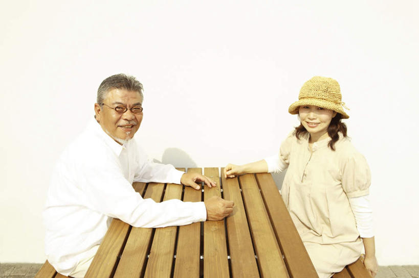 东方人,两个人,家庭,夫妻,坐,笑,摸,微笑,露齿笑,横图,俯视,室外,白天,爱情,桌子,帽子,椅子,亚洲,一副,一排,抚摸,条纹,服装,整齐,木条,木头,眼镜,木椅,墙,地面,浪漫,扭头,注视,休闲装,黄种人,墙壁,墙面,排列,衣服,黄色,白色,遮阳帽,观察,看,靠,靠着,倚靠,转头,休闲,温暖,温馨,一家人,休闲服,恩爱,恋人,服饰,观看,和睦,察看,倚着,队列,关注,近视眼镜,一顶,老年男性,老年女性,男人,男性,女人,女性,亚洲人,夫妇,情侣,触摸,接触,坐着,半身,彩图,高角度拍摄,伴侣,融洽