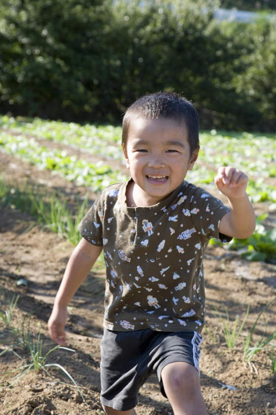 东方人,儿童,头发,一个人,农田,站,走,举,笑,微笑,露齿笑,竖图,室外,白天,正面,旅游,度假,纯洁,庄稼,农作物,草地,草坪,植物,亚洲,仅一个男性,仅一个人,阴影,服装,光线,影子,斑点,注视,休闲装,黄种人,娱乐,草,树,树木,小孩,衣服,绿色,黑色,灰色,阳光,自然,观察,看,托,站着,仅一个小孩,享受,休闲,休闲服,放松,可爱,童年,童趣,服饰,生长,成长,观看,察看,关注,童真,烂漫,无邪,天真,男孩,男人,男性,亚洲人,孩子,步行,举起,举手,举着,散步,向上举,向上伸,向上托,站立,走路,半身,彩图,耕地,庄稼田,男生