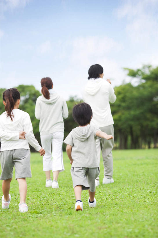 东方人,儿童,头发,四个人,家庭,夫妻,母亲,父亲,女儿,儿子,站,跑,竖图,室外,白天,爱情,锻炼,游戏,纯洁,运动,草地,草坪,树林,植物,亚洲,阴影,服装,光线,影子,云,云朵,浪漫,玩,云彩,休闲装,黄种人,娱乐,草,树,树木,小孩,背面,衣服,蓝色,绿色,白色,黑色,白云,蓝天,天空,阳光,自然,天,站着,休闲,温暖,温馨,父子,母女,一家人,休闲服,恩爱,父爱,可爱,母爱,童年,童趣,恋人,服饰,生长,成长,活动,和睦,发泄,消遣,智力,童真,烂漫,无邪,宣泄,体育,天真,男孩,男人,男性,年轻男性,年轻女性,女孩,女人,女性,亚洲人,孩子,夫妇,情侣,跑步,玩耍,嬉戏,站立,半身,彩图,健身,伴侣,融洽,男生,女生