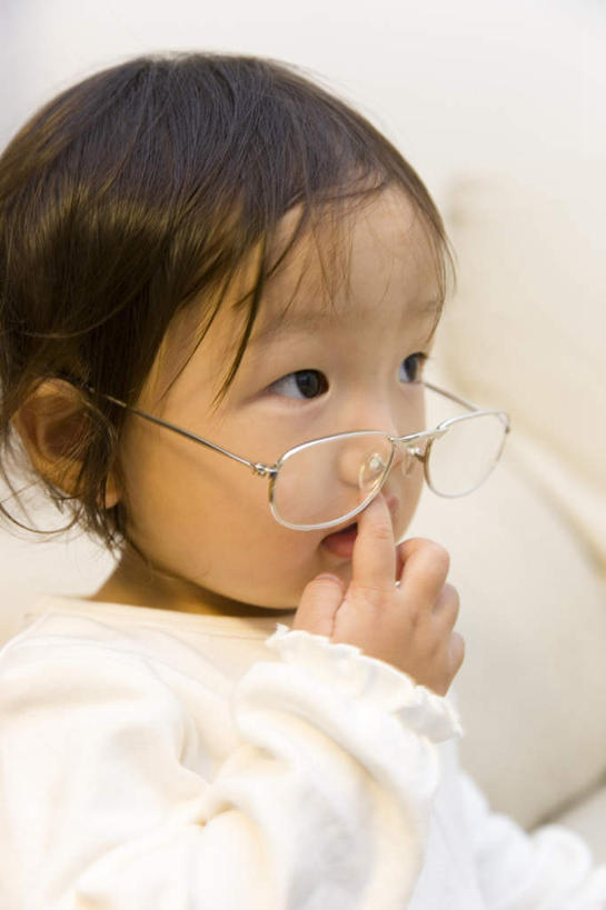 东方人,儿童,头发,一个人,躺,笑,摸,微笑,露齿笑,竖图,室内,白天,侧面,纯洁,沙发,亚洲,仅一个女性,仅一个人,一副,抚摸,服装,眼镜,注视,休闲装,黄种人,小孩,衣服,白色,黑色,观察,看,靠,靠着,倚靠,仅一个小孩,休闲,休闲服,可爱,童年,童趣,服饰,观看,察看,倚着,关注,近视眼镜,布艺沙发,童真,烂漫,无邪,卧着,天真,女孩,女人,女性,亚洲人,孩子,触摸,接触,躺着,卧,半身,彩图,女生