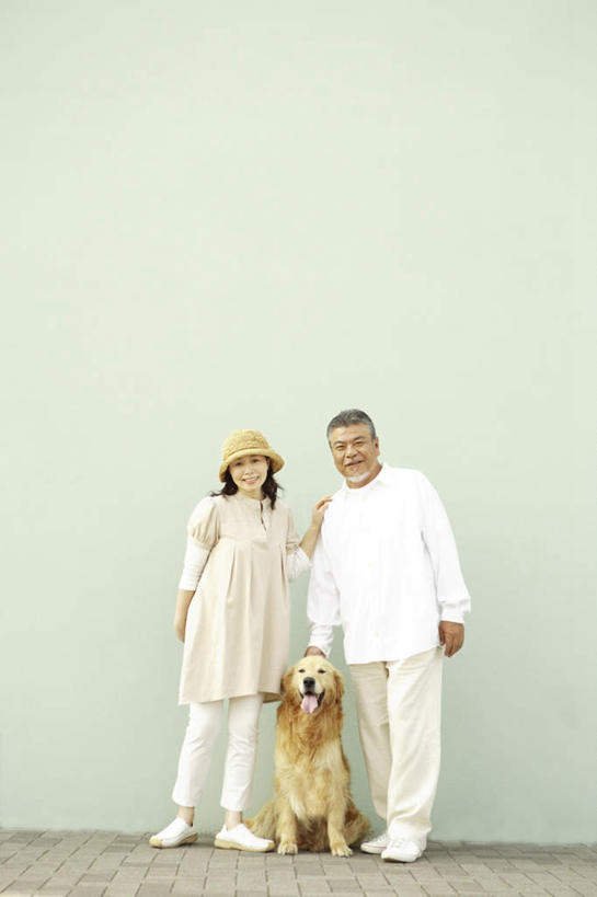 东方人,两个人,家庭,夫妻,站,笑,摸,微笑,露齿笑,竖图,室外,白天,正面,爱情,宠物,狗,帽子,亚洲,抚摸,牵,服装,瓷砖,地砖,墙,地面,浪漫,注视,休闲装,黄种人,金毛犬,墙壁,墙面,一只,衣服,黄色,白色,动物,遮阳帽,观察,看,靠,靠着,倚靠,站着,休闲,温暖,温馨,一家人,休闲服,恩爱,可爱,恋人,服饰,金毛,观看,牵着,和睦,察看,倚着,关注,寻回犬,金毛寻回犬,忠诚,一顶,老年男性,老年女性,男人,男性,女人,女性,亚洲人,夫妇,情侣,犬,触摸,接触,站立,彩图,全身,伴侣,融洽