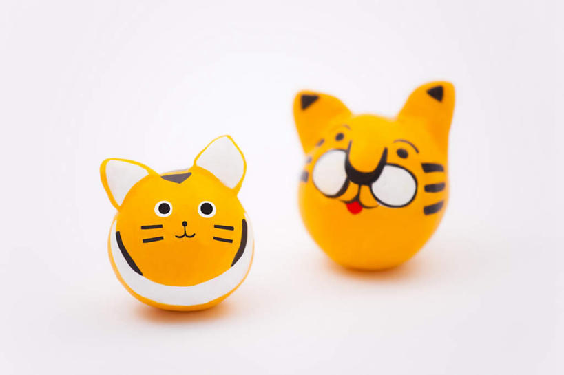 无人,横图,俯视,室内,特写,白天,白色背景,桌面,野生动物,玩具,阴影,艺术,装饰,反射,影子,注视,文化,传统,黄色,动物,观察,看,两只,摄影,影棚,观看,工艺,华丽,修饰,点缀,察看,关注,创作,凶猛,衬托,美观,雅致,雅观,残暴,凶残,老虎,彩图,高角度拍摄,影棚拍摄,拍摄