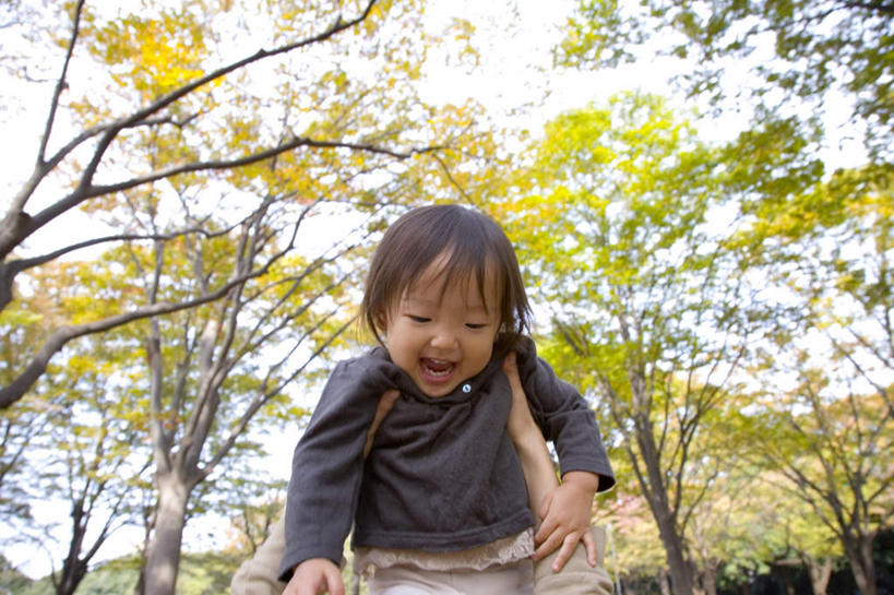 东方人,儿童,手,头发,两个人,家庭,母亲,女儿,举,抱,笑,摸,微笑,露齿笑,横图,室外,白天,仰视,旅游,度假,纯洁,草地,草坪,森林,树林,植物,亚洲,抚摸,阴影,服装,光线,影子,注视,休闲装,黄种人,娱乐,草,树,树木,小孩,衣服,蓝色,绿色,黑色,灰色,蓝天,天空,阳光,自然,天,低头,观察,看,托,张嘴,享受,休闲,温暖,温馨,母女,一家人,手部,休闲服,放松,可爱,母爱,童年,童趣,遮,遮掩,服饰,生长,成长,抱着,观看,和睦,察看,掩盖,喊叫,呼喊,遮挡,关注,张大嘴巴,童真,烂漫,无邪,遮盖,掩饰,天真,年轻女性,女孩,女人,女性,亚洲人,孩子,年轻人,张开嘴,触摸,接触,举起,举手,举着,向上举,向上伸,向上托,半身,彩图,低角度拍摄,融洽,女生