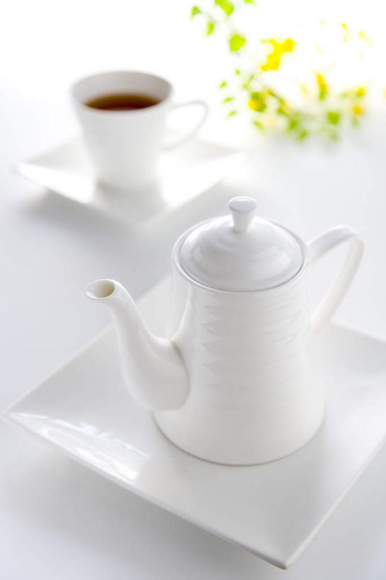 咖啡,无人,竖图,俯视,室内,特写,白天,白色背景,桌面,杯子,餐具,叶子,阴影,朦胧,模糊,盛开,光线,瓷器,碟子,壶,盘,影子,绿叶,咖啡杯,咖啡壶,陶瓷制品,一杯,花蕾,水壶,花,花瓣,花朵,鲜花,一个,黄色,阳光,盘子,碟,花苞,花蕊,嫩叶,摄影,影棚,单个,瓷杯,叶,叶片,彩图,高角度拍摄,影棚拍摄,拍摄