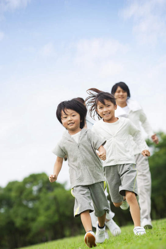 东方人,儿童,头发,四个人,家庭,夫妻,母亲,父亲,女儿,儿子,站,跑,伸展双臂,笑,微笑,露齿笑,竖图,室外,白天,正面,爱情,锻炼,纯洁,运动,草地,草坪,森林,树林,植物,亚洲,阴影,服装,光线,影子,云,云朵,浪漫,云彩,注视,休闲装,黄种人,草,树,树木,小孩,衣服,蓝色,绿色,白色,黑色,白云,蓝天,天空,阳光,自然,天,观察,看,站着,休闲,温暖,温馨,父子,母女,一家人,休闲服,恩爱,父爱,可爱,母爱,童年,童趣,恋人,服饰,生长,成长,观看,和睦,察看,关注,童真,烂漫,无邪,体育,天真,男孩,男人,男性,年轻男性,年轻女性,女孩,女人,女性,亚洲人,孩子,夫妇,情侣,敞开双臂,跑步,伸开双臂,展开双肩,站立,张开手臂,张开双臂,彩图,全身,健身,伴侣,融洽,男生,女生