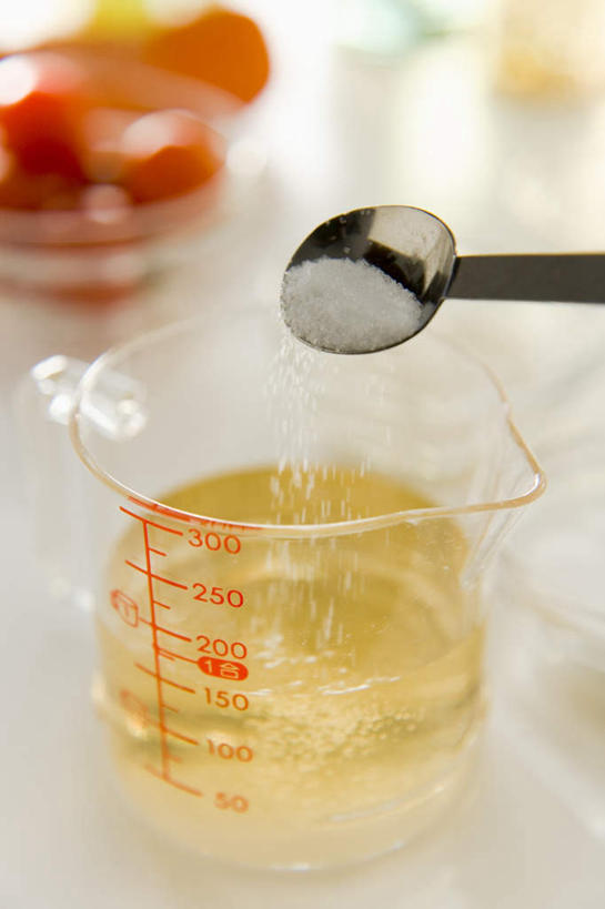 无人,竖图,俯视,室内,白天,实验,仪器,桌面,蔬菜,杯子,餐具,金属制品,一堆,握,阴影,堆叠,堆积,新鲜,研究,透明,分析,光线,化学,测试,金属,标志,碟子,盘,数字,文字,液体,影子,字符,勺子,调料,盐,食品,调味品,拿,调味料,拿着,量杯,标识,食盐,玻璃制品,食物,一个,黄色,白色,阳光,盘子,玻璃瓶,瓶子,调羹,碟,汤匙,器皿,握着,阿拉伯数字,有机食品,绿色食品,单个,堆,计量,玻璃仪器,试验耗材,实验用品,玻璃杯,彩图,高角度拍摄