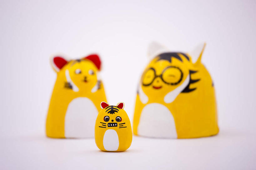 无人,笑,微笑,横图,室内,特写,白天,白色背景,正面,野生动物,玩具,一排,条纹,艺术,整齐,装饰,注视,文化,传统,排列,黄色,黑色,动物,观察,看,四个,摄影,影棚,观看,工艺,华丽,修饰,点缀,察看,队列,关注,创作,凶猛,衬托,美观,雅致,雅观,残暴,凶残,老虎,彩图,影棚拍摄,拍摄