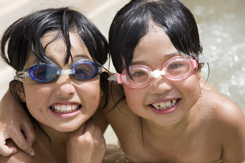 东方人,儿童,头发,两个人,伙伴,朋友,体育馆,游泳池,坐,抱,笑,摸,微笑,露齿笑,横图,俯视,室外,白天,旅游,度假,友谊,纯洁,水,亚洲,抚摸,阴影,波纹,光线,眼镜,影子,泳镜,水池,水面,注视,黄种人,娱乐,泳池,裸露,两个,小孩,粉色,蓝色,黑色,水纹,阳光,游泳眼镜,波浪,观察,看,张嘴,享受,休闲,放松,可爱,童年,童趣,抱着,观看,察看,游泳馆,搂着,关注,裸,张大嘴巴,童真,烂漫,无邪,天真,友情,女孩,女人,女性,亚洲人,张开嘴,触摸,接触,搂,搂抱,抬头,仰头,坐着,半身,彩图,高角度拍摄,女生
