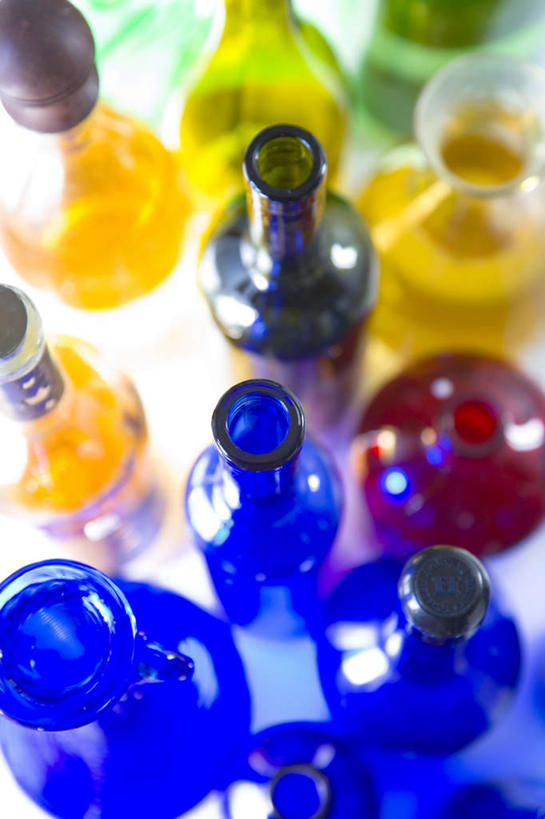 无人,竖图,俯视,室内,特写,白天,白色背景,桌面,许多,阴影,朦胧,模糊,光线,罐子,影子,玻璃制品,黄色,红色,蓝色,绿色,阳光,玻璃瓶,瓶子,摄影,影棚,彩图,高角度拍摄,影棚拍摄,拍摄