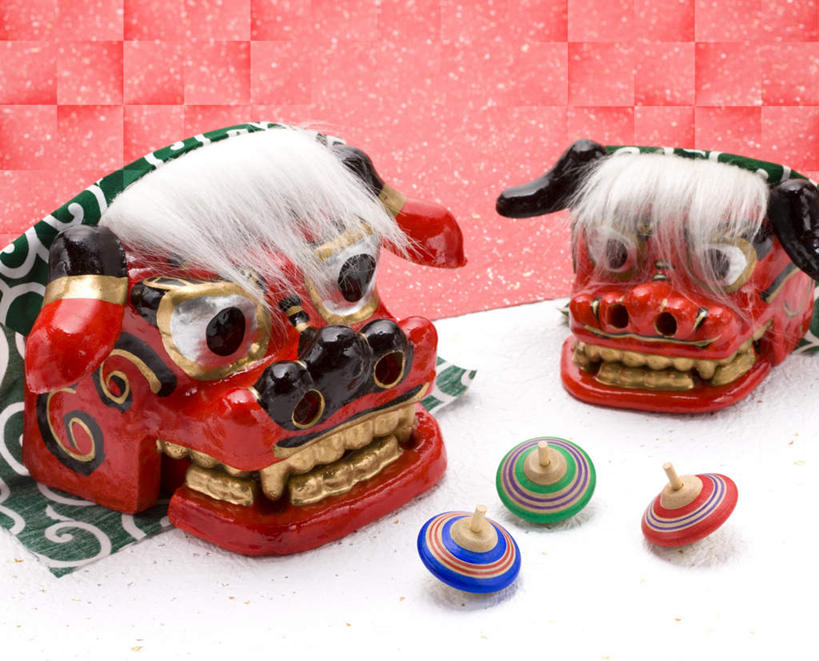 无人,笑,微笑,横图,俯视,室内,特写,白天,白色背景,游戏,野生动物,狮子,玩具,一排,艺术,整齐,装饰,墙,玩,注视,文化,娱乐,传统,墙壁,墙面,排列,两个,三个,粉色,红色,动物,陀螺,观察,看,休闲,益智,摄影,影棚,观看,活动,工艺,华丽,修饰,点缀,察看,队列,发泄,关注,消遣,智力,创作,凶猛,宣泄,衬托,美观,雅致,雅观,陀罗,干乐,冰尜,打老牛,独乐,残暴,凶残,玩耍,嬉戏,彩图,高角度拍摄,影棚拍摄,拍摄