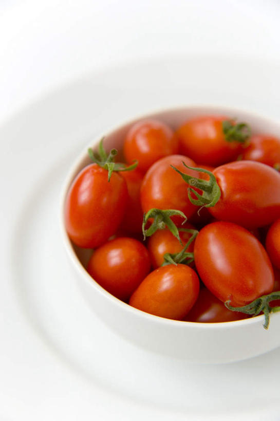 无人,竖图,俯视,室内,特写,白天,白色背景,桌面,蔬菜,西红柿,餐具,一堆,许多,阴影,堆叠,堆积,新鲜,光线,碟子,盘,影子,食品,食物,一个,红色,阳光,盘子,碟,碗,摄影,有机食品,绿色食品,影棚,单个,堆,樱桃番茄,圣女果,番茄,彩图,高角度拍摄,影棚拍摄,拍摄