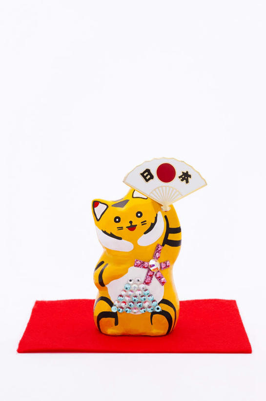 无人,举,笑,微笑,竖图,室内,特写,白天,白色背景,正面,野生动物,玩具,一把,握,条纹,艺术,装饰,标志,扇子,文字,折扇,纸扇,字符,清凉,拿,拿着,注视,凉爽,文化,标识,传统,一个,黄色,黑色,动物,观察,看,托,汉字,握着,摄影,影棚,单个,观看,工艺,华丽,修饰,点缀,察看,关注,中文,创作,凶猛,衬托,美观,雅致,雅观,撒扇,国文,华文,残暴,凶残,老虎,举起,举手,举着,向上举,向上伸,向上托,彩图,影棚拍摄,拍摄,传统文化