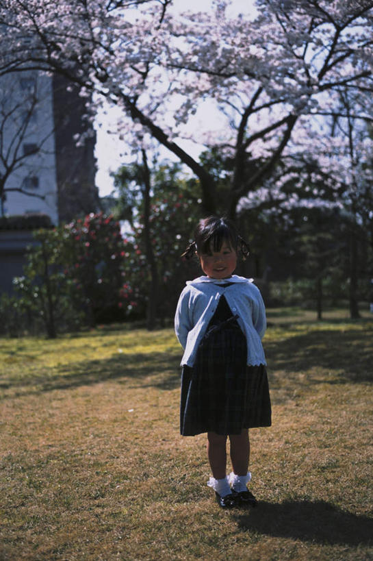 东方人,儿童,头发,一个人,家,站,笑,微笑,露齿笑,竖图,室外,白天,正面,裙子,旅游,度假,纯洁,草地,草坪,植物,亚洲,仅一个女性,仅一个人,阴影,连衣裙,光线,影子,房屋,屋子,注视,黄种人,娱乐,楼房,住宅,草,树,树木,小孩,蓝色,绿色,黑色,蓝天,天空,阳光,自然,天,观察,看,站着,仅一个小孩,享受,休闲,放松,可爱,童年,童趣,生长,成长,观看,察看,关注,童真,烂漫,无邪,天真,女孩,女人,女性,亚洲人,孩子,站立,彩图,全身,房子,女生