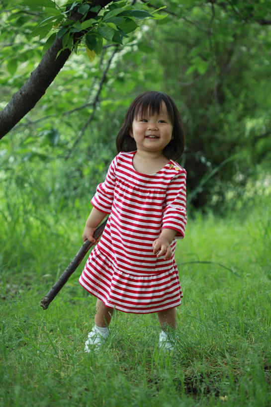 东方人,儿童,头发,一个人,站,笑,摸,微笑,露齿笑,竖图,室外,白天,正面,裙子,旅游,度假,纯洁,草地,草坪,植物,亚洲,仅一个女性,仅一个人,一根,抚摸,握,阴影,连衣裙,光线,影子,斑点,拿,拿着,注视,黄种人,娱乐,草,树,树木,树枝,小孩,粉色,绿色,黑色,阳光,自然,观察,看,站着,仅一个小孩,享受,休闲,可爱,童年,童趣,握着,生长,成长,观看,察看,关注,童真,烂漫,无邪,天真,女孩,女人,女性,亚洲人,孩子,长发,触摸,接触,站立,彩图,全身,女生