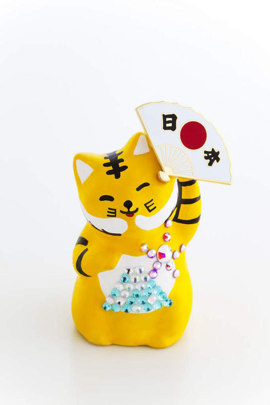 无人,站,笑,微笑,竖图,室内,特写,白天,白色背景,正面,野生动物,玩具,一把,条纹,艺术,装饰,标志,扇子,文字,折扇,纸扇,字符,清凉,注视,凉爽,文化,标识,传统,一个,黄色,黑色,动物,观察,看,站着,汉字,摄影,影棚,单个,观看,工艺,华丽,修饰,点缀,察看,关注,中文,创作,凶猛,衬托,美观,雅致,雅观,撒扇,国文,华文,残暴,凶残,老虎,站立,彩图,影棚拍摄,拍摄,传统文化