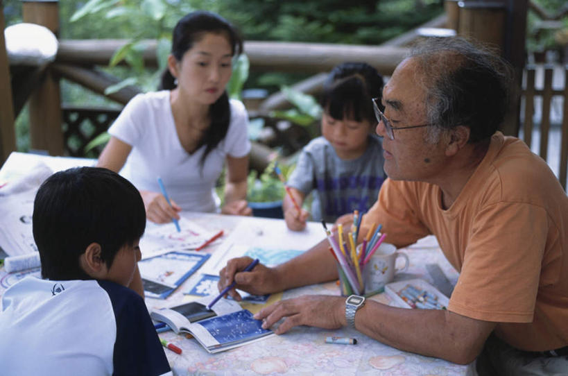 儿童,老年人,背部,头发,夫妻,母亲,父亲,女儿,儿子,祖母,祖父,三代同堂,栏杆,坐,笑,摸,微笑,露齿笑,横图,室外,白天,正面,爱情,纯洁,草地,草坪,植物,桌子,许多,撑,抚摸,握,阴影,服装,光线,笔,影子,墙,围栏,办公用品,记事本,浪漫,拿,图画,拿着,托腮,注视,休闲装,书桌,祖孙三代,护栏,墙壁,墙面,文具,草,树,树木,小孩,衣服,黄色,绿色,白色,黑色,阳光,自然,本子,笔记本,课桌,学习用品,观察,看,托,休闲,温暖,温馨,父女,父子,母女,母子,休闲服,恩爱,父爱,可爱,母爱,童年,童趣,握着,恋人,服饰,生长,奶奶,爷爷,成长,观看,祖孙,文具用品,和睦,察看,撑着,关注,托下巴,童真,烂漫,无邪,外婆,外孙女,外祖母,外公,外祖父,外孙,外孙子,天真,老年男性,男孩,男人,男性,年轻女性,女孩,女人,女性,孩子,年轻人,长发,夫妇,情侣,全家福,孙女,孙子,触摸,画画,接触,坐着,半身,彩图,伴侣,融洽,男生,女生,爸爸,多代同堂,妈妈