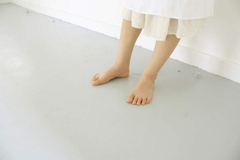 东方人,腿部,脚,脚趾,脚趾甲,腿,一个人,站,横图,俯视,室内,白天,裙子,亚洲,仅一个年轻女性,仅一个女性,仅一个人,阴影,连衣裙,反射,瓷砖,地砖,影子,墙,地面,黄种人,踩,墙壁,墙面,白色,踩着,站着,赤脚,年轻女性,女人,女性,亚洲人,脚指甲,站立,半身,彩图,高角度拍摄