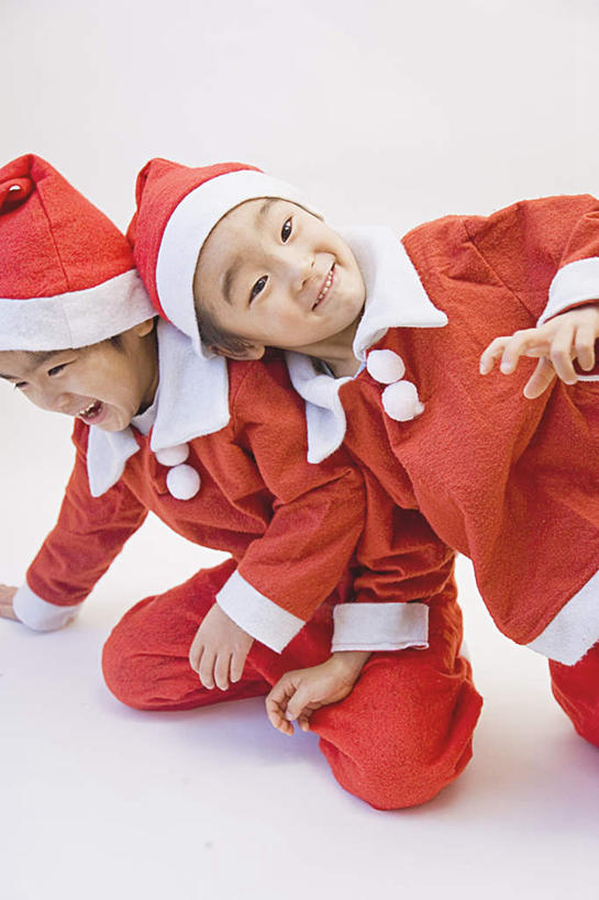 东方人,儿童,两个人,伙伴,朋友,坐,笑,摸,微笑,露齿笑,竖图,室内,白天,白色背景,正面,友谊,纯洁,帽子,圣诞节,亚洲,两顶,撑,抚摸,阴影,节日,庆祝,反射,影子,依偎,注视,黄种人,文化,小孩,衣服,红色,低头,观察,看,靠,靠着,倚靠,庆典,圣诞帽,可爱,童年,童趣,摄影,影棚,观看,纪念,察看,撑着,倚着,关注,圣诞装,童真,烂漫,无邪,依附,依赖,投靠,棉帽,天真,友情,男孩,男人,男性,亚洲人,触摸,接触,抬头,仰头,坐着,半身,彩图,影棚拍摄,拍摄,男生