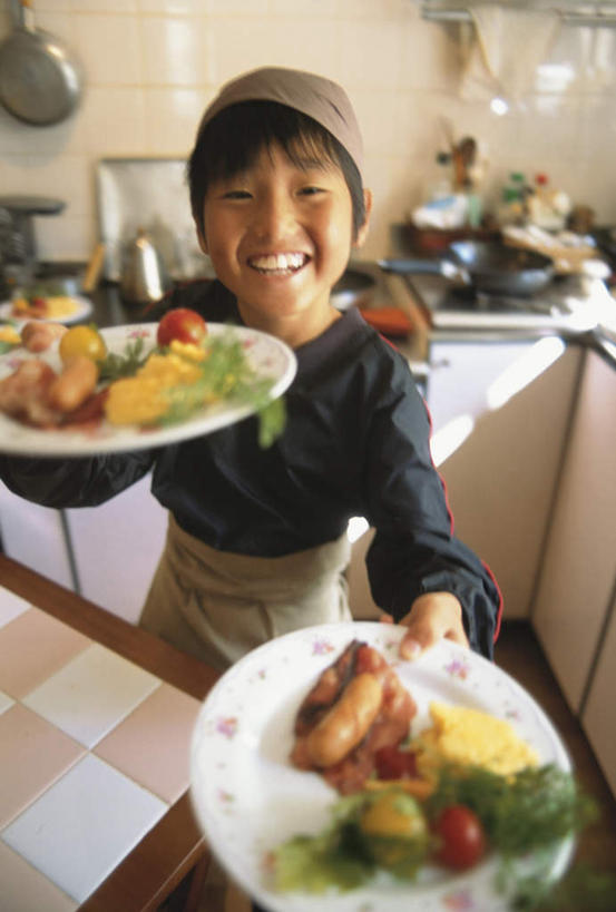 东方人,儿童,一个人,站,举,捧,笑,微笑,露齿笑,竖图,俯视,室内,白天,纯洁,厨房,蔬菜,西红柿,餐具,亚洲,仅一个男性,仅一个人,一堆,许多,握,阴影,堆叠,堆积,新鲜,光线,瓷砖,地砖,碟子,盘,围裙,影子,墙,肉,食品,地面,拿,拿着,注视,黄种人,肉类,墙壁,墙面,食物,小孩,白色,阳光,盘子,碟,观察,看,托,站着,仅一个小孩,可爱,童年,童趣,握着,有机食品,绿色食品,观看,堆,察看,关注,肉食,童真,烂漫,无邪,天真,男孩,男人,男性,亚洲人,孩子,樱桃番茄,圣女果,番茄,端,端着,举起,举手,举着,捧着,手捧,向上举,向上伸,向上托,站立,半身,彩图,高角度拍摄,灶间,男生