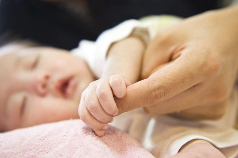 东方人,婴儿,儿童,手,两个人,家庭,母亲,躺,闭眼,摸,睡,横图,室内,特写,白天,正面,婴儿服装,纯洁,床,亚洲,抚摸,阴影,朦胧,模糊,光线,影子,床单,黄种人,被子,小孩,白色,阳光,张嘴,温暖,温馨,一家人,手部,可爱,单人床,活泼,和睦,被单,宝宝,张大嘴巴,纯真,烂漫,无邪,卧着,伶俐,天真,年轻女性,女人,女性,亚洲人,孩子,张开嘴,闭眼睛,闭着眼,闭着眼睛,触摸,接触,困,困觉,寝息,睡觉,躺着,卧,半身,彩图,婴儿服,融洽,襁褓