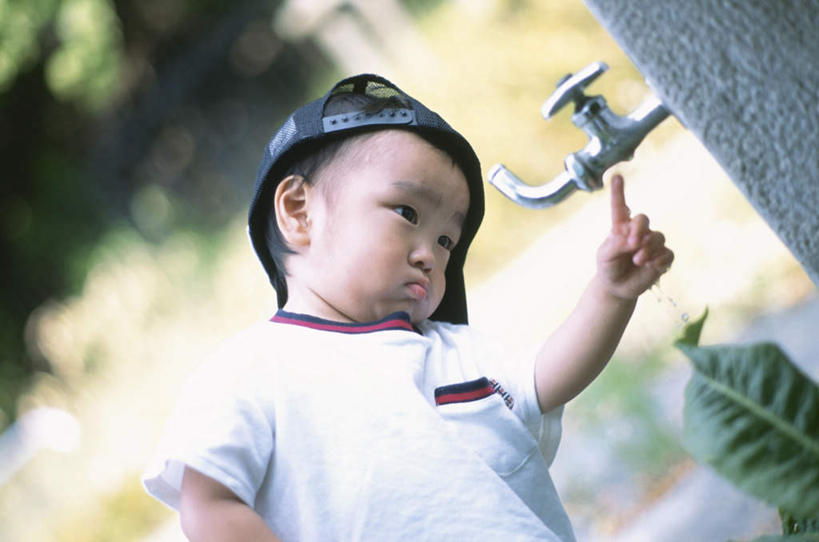 东方人,儿童,一个人,站,摸,横图,室外,白天,正面,旅游,度假,纯洁,草地,草坪,植物,道路,路,帽子,亚洲,仅一个男性,仅一个人,抚摸,指,阴影,服装,朦胧,模糊,光线,水龙头,影子,墙,小路,交通,注视,休闲装,黄种人,方向,娱乐,墙壁,墙面,草,树,树木,一个,小孩,衣服,绿色,白色,黑色,阳光,自然,观察,看,手势,站着,仅一个小孩,享受,休闲,休闲服,放松,可爱,童年,童趣,服饰,乡间小路,生长,单个,成长,观看,察看,指向,食指,关注,童真,烂漫,无邪,一顶,天真,男孩,男人,男性,亚洲人,孩子,触摸,接触,站立,半身,彩图,男生