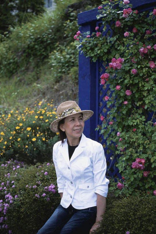 东方人,一个人,坐,笑,摸,微笑,露齿笑,竖图,室外,白天,正面,旅游,度假,草地,草坪,植物,帽子,亚洲,仅一个年轻女性,仅一个女性,仅一个人,撑,抚摸,阴影,服装,盛开,光线,影子,花蕾,扭头,注视,休闲装,黄种人,娱乐,草,花,花瓣,花朵,鲜花,树,树木,衣服,粉色,黄色,绿色,白色,阳光,自然,遮阳帽,花苞,花蕊,观察,看,转头,享受,休闲,休闲服,放松,服饰,生长,成长,观看,察看,撑着,关注,一顶,年轻女性,女人,女性,亚洲人,触摸,接触,坐着,半身,彩图