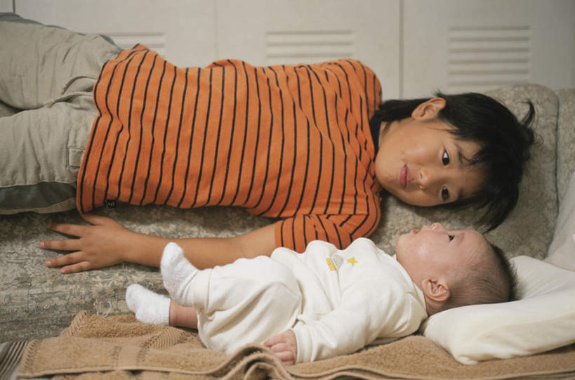 婴儿,儿童,头发,两个人,家庭,躺,笑,摸,微笑,露齿笑,横图,室内,白天,正面,婴儿服装,纯洁,靠垫,沙发,抚摸,条纹,服装,墙,靠枕,扭头,注视,休闲装,相视,墙壁,墙面,小孩,衣服,白色,黑色,垫子,枕头,观察,看,转头,休闲,温暖,温馨,一家人,面对面,休闲服,橙色,可爱,服饰,活泼,观看,对视,和睦,察看,关注,宝宝,相对,布艺沙发,纯真,烂漫,无邪,相看,卧着,伶俐,天真,男孩,男人,男性,孩子,触摸,接触,躺着,卧,半身,彩图,婴儿服,融洽,男生,襁褓