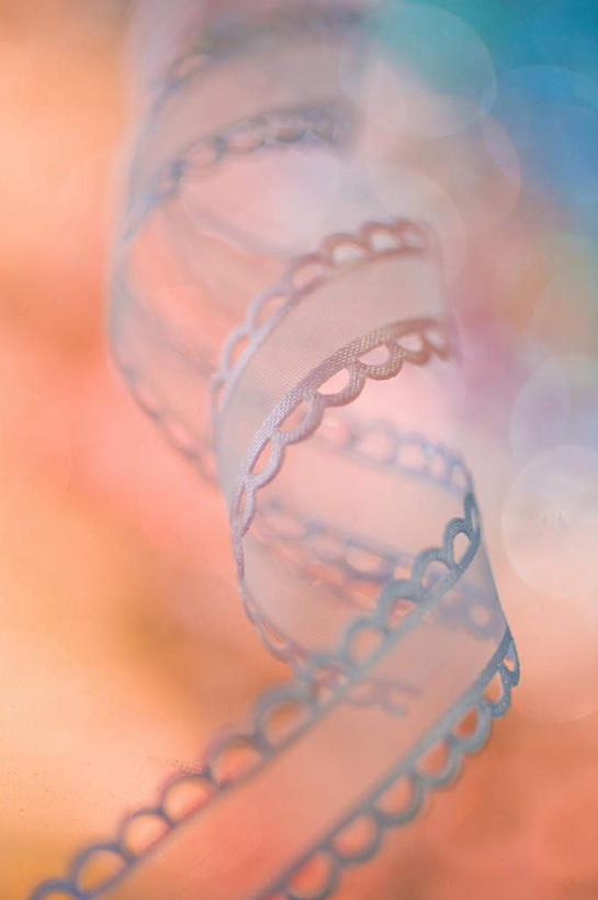 无人,竖图,俯视,室内,特写,白天,照明,圣诞节,阴影,节日,朦胧,模糊,庆祝,围绕,透明,反射,彩灯,丝绸,丝带,影子,灯光,缎带,旋转,文化,绸带,灯,白色,灯具,庆典,花灯,纪念,照亮,照明设备,彩图,高角度拍摄