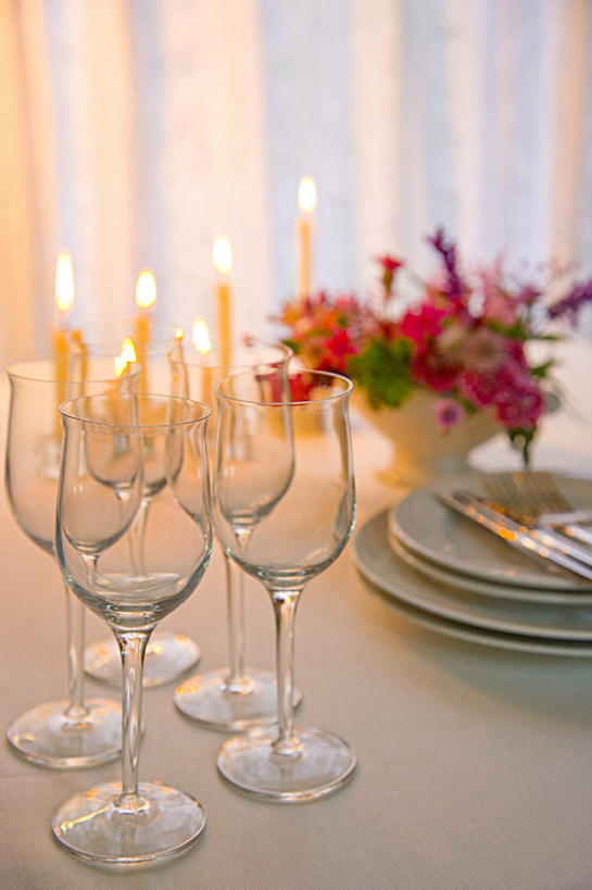 无人,竖图,俯视,室内,白天,智慧,餐桌,桌子,杯子,餐具,蜡烛,圣诞节,一排,许多,阴影,节日,庆祝,艺术,整齐,盛开,反射,碟子,高脚杯,火焰,盘,影子,烛光,勺子,红酒杯,燃烧,花蕾,文化,玻璃制品,花,花瓣,花朵,鲜花,排列,红色,插花,盘子,酒杯,调羹,碟,汤匙,花苞,花蕊,点燃,四个,庆典,餐台,纪念,插花艺术,创造,队列,创作,想象,玻璃杯,彩图,高角度拍摄