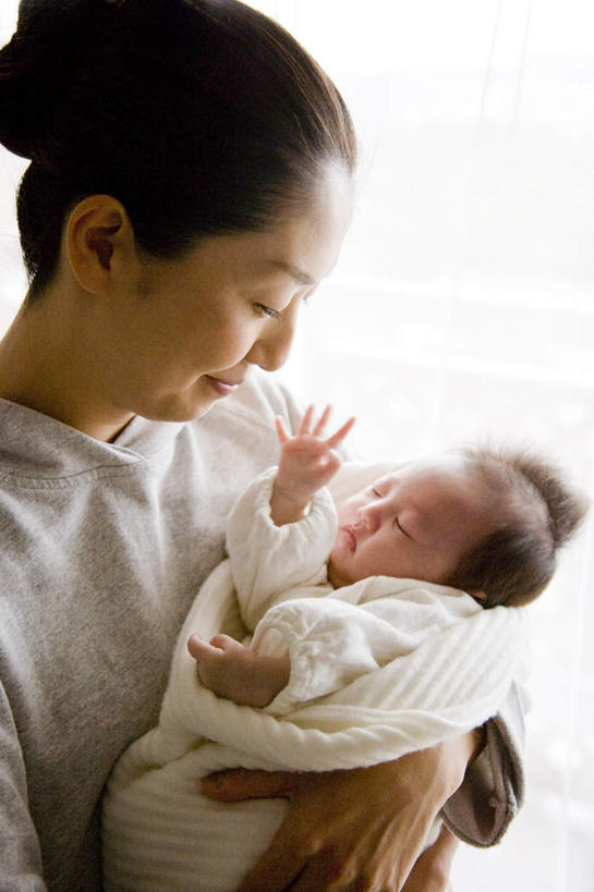 东方人,婴儿,儿童,头发,两个人,家庭,母亲,闭眼,抱,笑,摸,微笑,露齿笑,竖图,俯视,室内,白天,婴儿服装,纯洁,亚洲,抚摸,服装,墙,注视,休闲装,黄种人,墙壁,墙面,小孩,衣服,白色,黑色,毛巾,低头,观察,看,休闲,温暖,温馨,一家人,休闲服,可爱,服饰,活泼,抱着,观看,和睦,察看,搂着,关注,宝宝,纯真,烂漫,无邪,伶俐,天真,年轻女性,女人,女性,亚洲人,孩子,长发,闭眼睛,闭着眼,闭着眼睛,触摸,怀抱,接触,搂,搂抱,相抱,拥抱,半身,彩图,高角度拍摄,婴儿服,融洽,襁褓