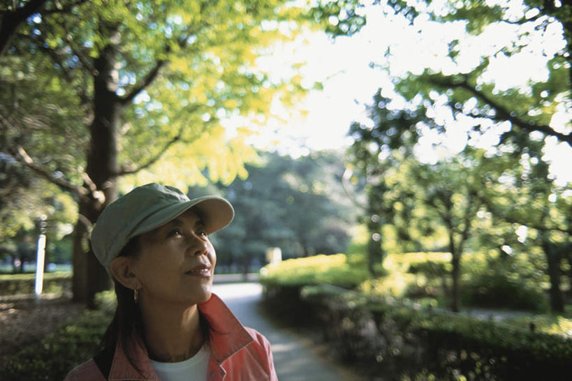 东方人,一个人,站,笑,微笑,露齿笑,横图,室外,白天,正面,旅游,度假,草地,草坪,植物,道路,路,帽子,亚洲,仅一个年轻女性,仅一个女性,仅一个人,阴影,服装,光线,影子,云,云朵,小路,交通,云彩,注视,休闲装,黄种人,娱乐,草,树,树木,衣服,蓝色,绿色,白云,蓝天,天空,阳光,自然,遮阳帽,天,观察,看,站着,享受,休闲,休闲服,橙色,放松,服饰,乡间小路,生长,成长,观看,察看,关注,一顶,年轻女性,女人,女性,亚洲人,抬头,仰头,站立,半身,彩图