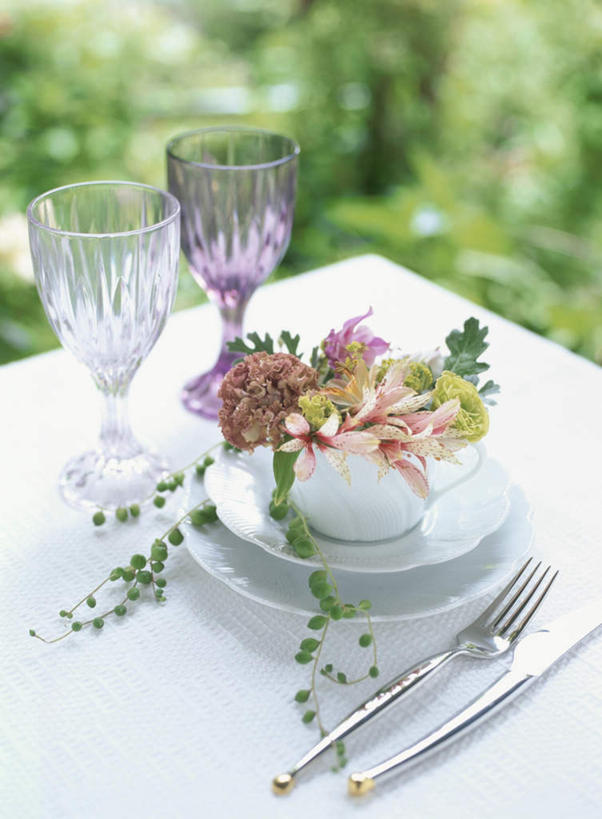 无人,竖图,俯视,室外,白天,旅游,度假,智慧,草地,草坪,植物,餐桌,桌子,杯子,餐具,金属制品,神奈川,日本,亚洲,许多,阴影,朦胧,模糊,艺术,盛开,光线,金属,叉子,碟子,高脚杯,盘,影子,勺子,红酒杯,横滨,横滨市,神奈川县,花蕾,文化,娱乐,玻璃制品,草,花,花瓣,花朵,鲜花,树,树木,两个,粉色,绿色,阳光,自然,插花,盘子,酒杯,调羹,碟,汤匙,花苞,花蕊,享受,休闲,放松,生长,成长,餐台,插花艺术,创造,创作,想象,东亚,本州,首府,关东地方,本州岛,日本国,玻璃杯,进餐用具,烹调用具,彩图,高角度拍摄