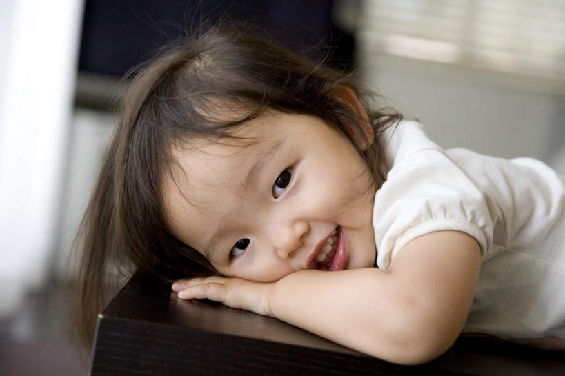 东方人,儿童,脸,头,脸颊,头发,一个人,坐,笑,摸,微笑,露齿笑,横图,室内,白天,侧面,纯洁,地板,亚洲,仅一个女性,仅一个人,撑,抚摸,阴影,服装,光线,影子,地面,扭头,注视,休闲装,黄种人,木地板,小孩,衣服,白色,黑色,阳光,观察,看,转头,仅一个小孩,休闲,休闲服,可爱,童年,童趣,服饰,观看,察看,撑着,关注,童真,烂漫,无邪,天真,女孩,女人,女性,亚洲人,孩子,头部,长发,脸部,脸蛋,面部,触摸,接触,坐着,半身,彩图,女生