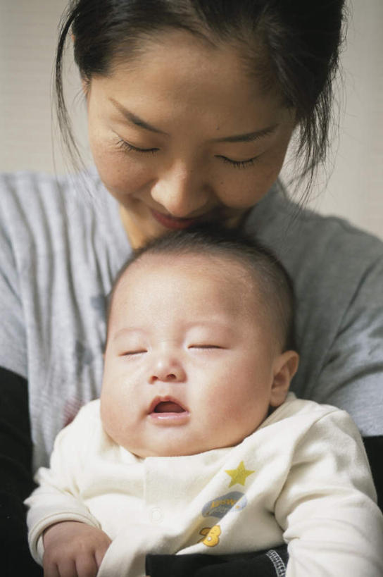 东方人,婴儿,儿童,头发,两个人,家庭,母亲,坐,闭眼,笑,摸,睡,微笑,露齿笑,竖图,室内,白天,正面,婴儿服装,纯洁,亚洲,抚摸,服装,注视,休闲装,黄种人,小孩,衣服,黑色,灰色,低头,观察,看,张嘴,休闲,温暖,温馨,一家人,休闲服,可爱,服饰,活泼,观看,和睦,察看,关注,宝宝,张大嘴巴,纯真,烂漫,无邪,伶俐,天真,年轻女性,女人,女性,亚洲人,孩子,张开嘴,闭眼睛,闭着眼,闭着眼睛,触摸,接触,困,困觉,寝息,睡觉,坐着,半身,彩图,婴儿服,融洽,襁褓