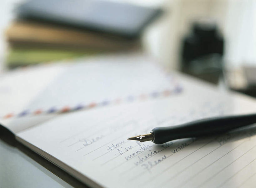 无人,横图,俯视,室内,特写,白天,桌面,静物,一堆,许多,阴影,堆叠,堆积,朦胧,模糊,光线,笔,墨水,影子,办公用品,钢笔,记事本,文具,黑色,阳光,本子,笔记本,学习用品,打开,堆,文具用品,一支,一瓶,开启,彩图,高角度拍摄